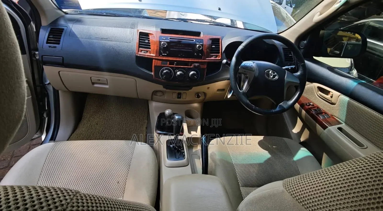 Toyota Hilux 2015 Gold
