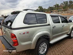 Toyota Hilux 2015 Gold