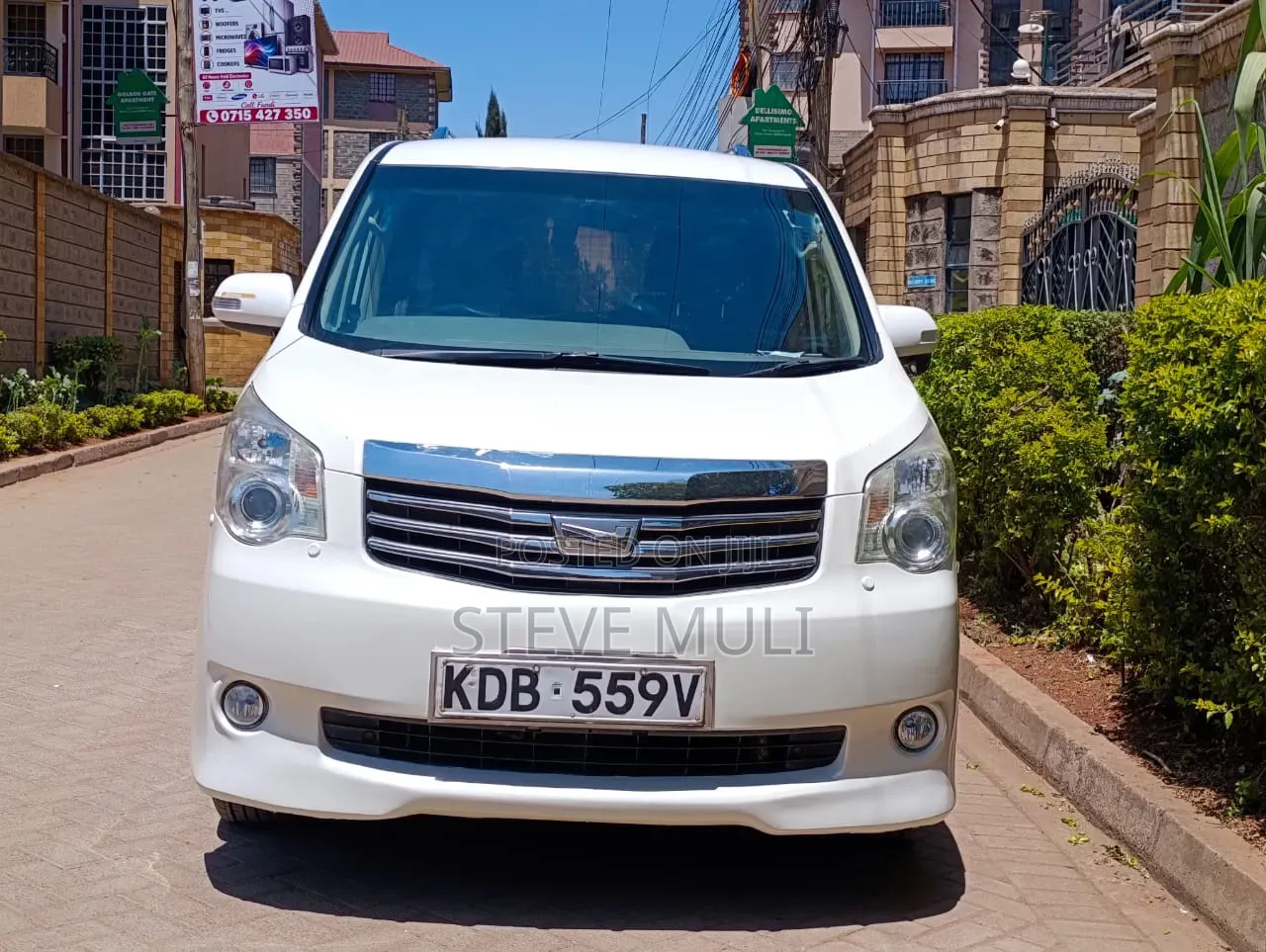 Toyota Noah 2012 White