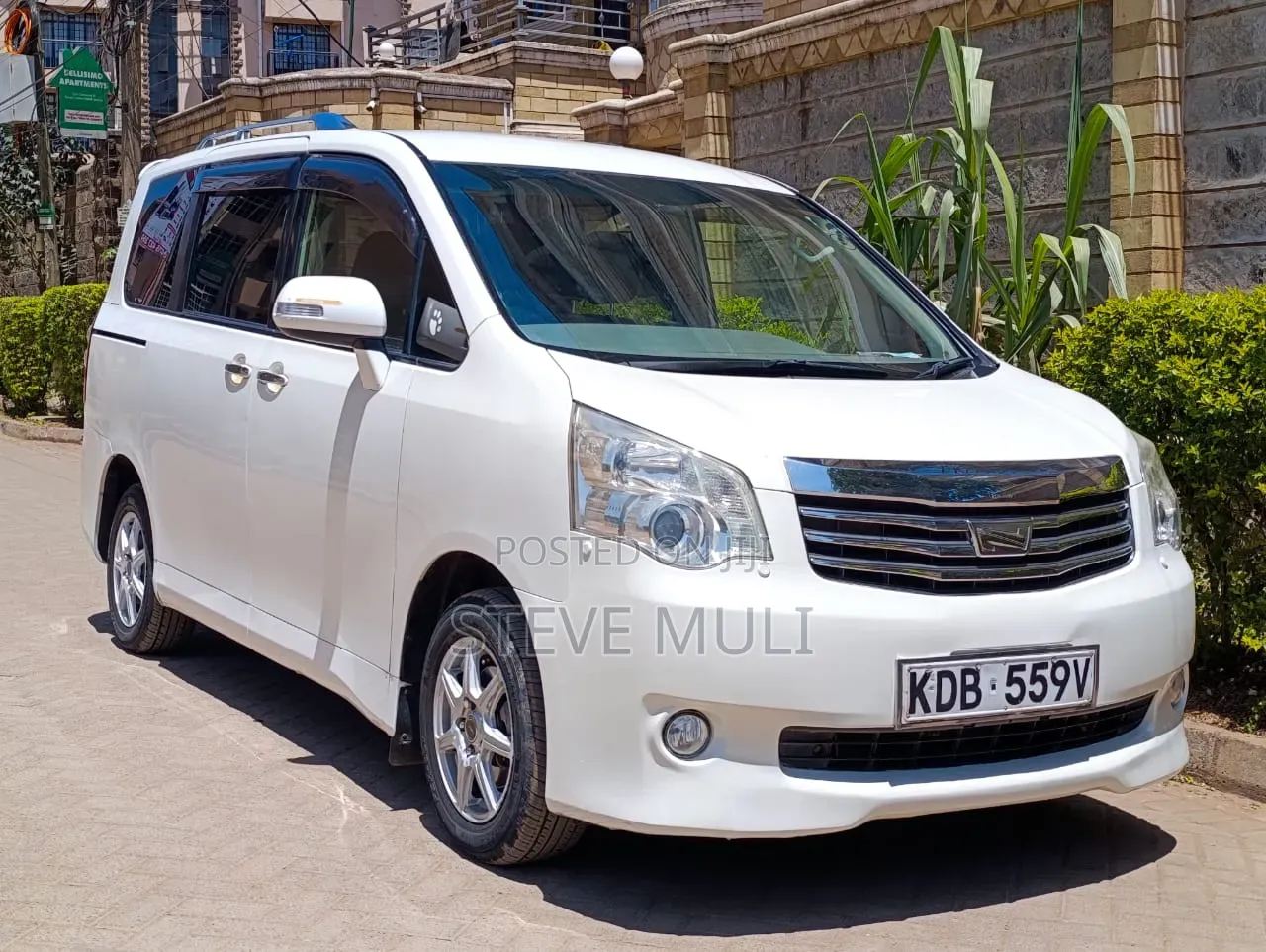Toyota Noah 2012 White