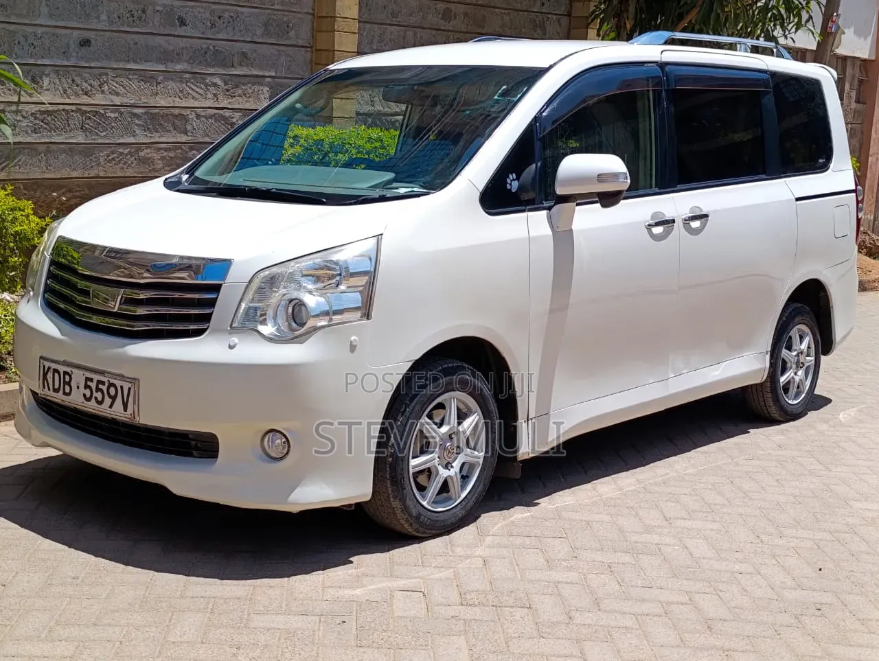 Toyota Noah 2012 White