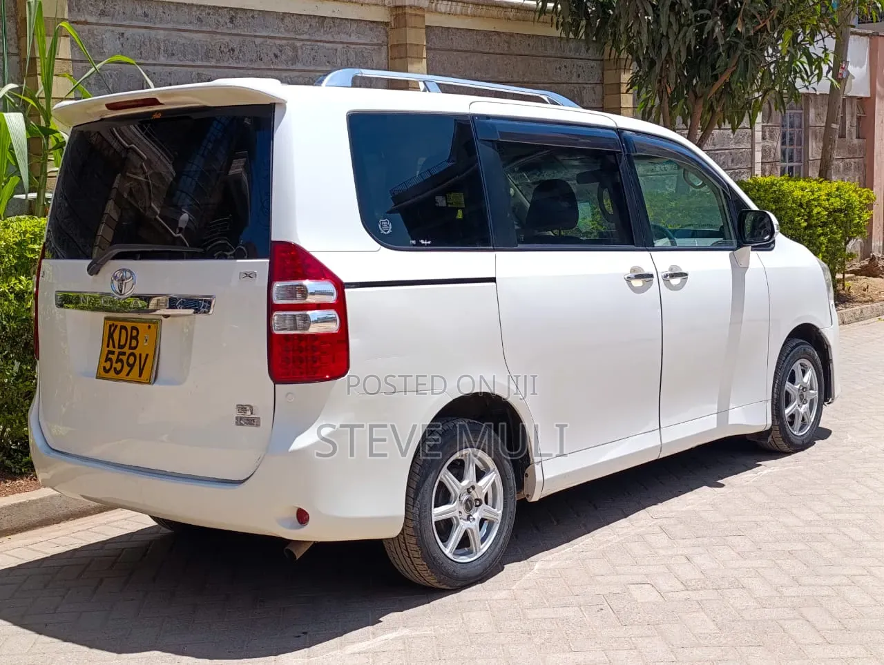 Toyota Noah 2012 White