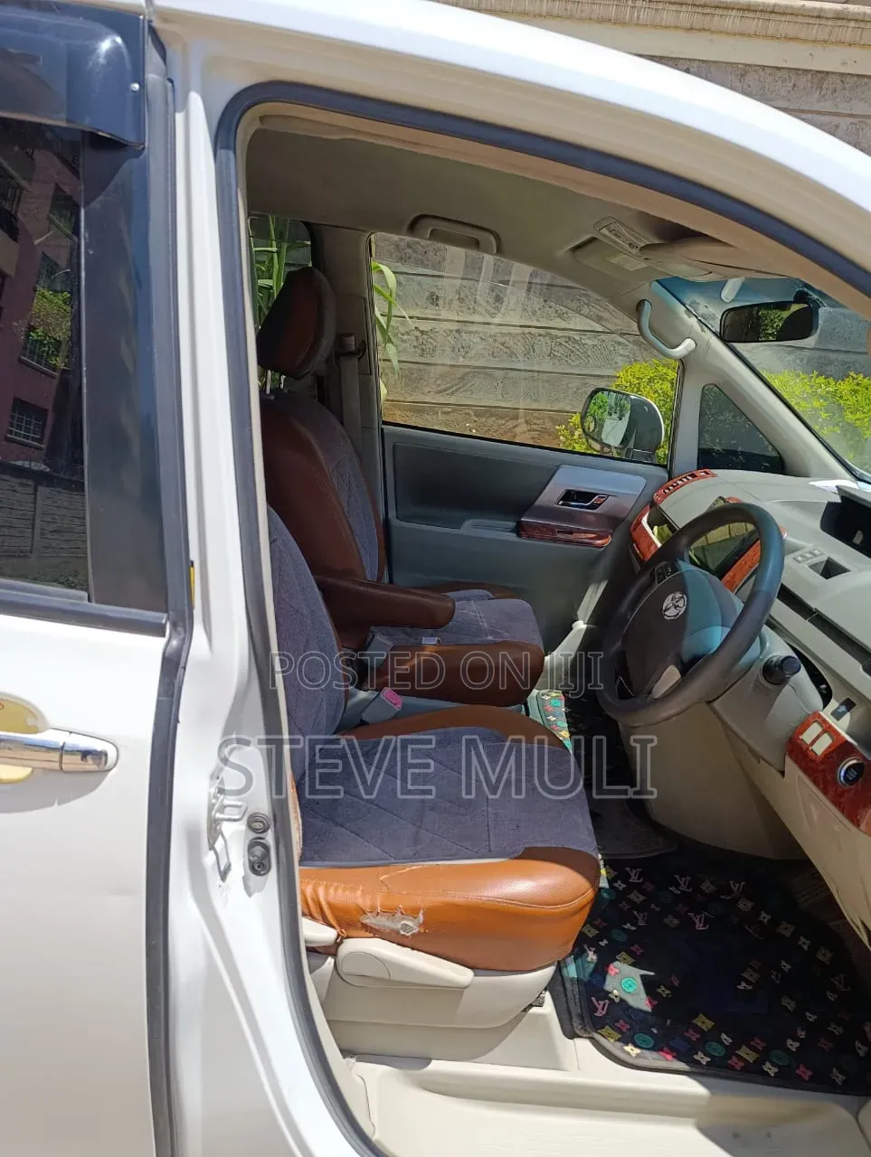 Toyota Noah 2012 White