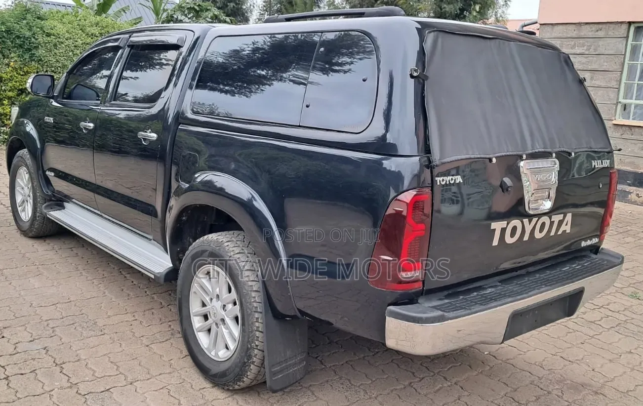 Toyota Hilux 2012 Black