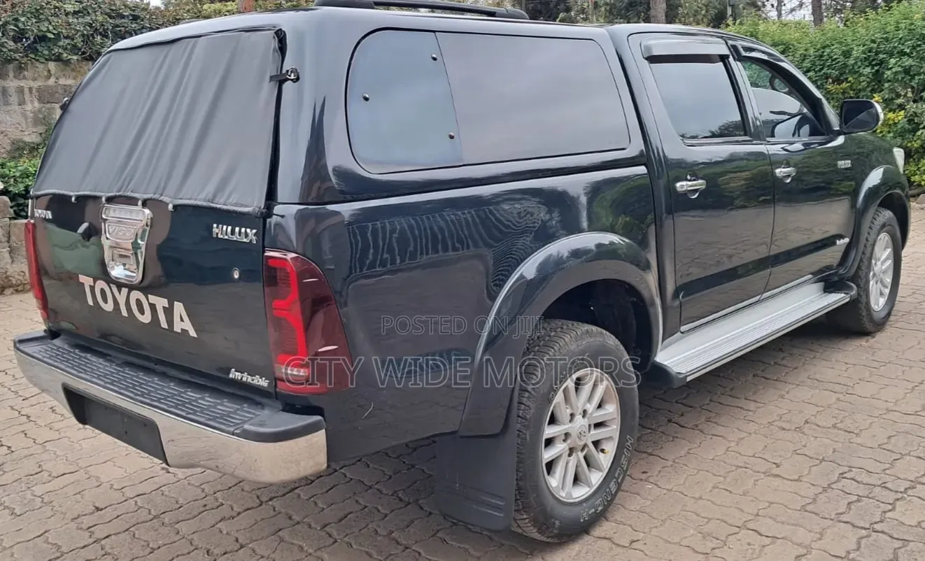 Toyota Hilux 2012 Black