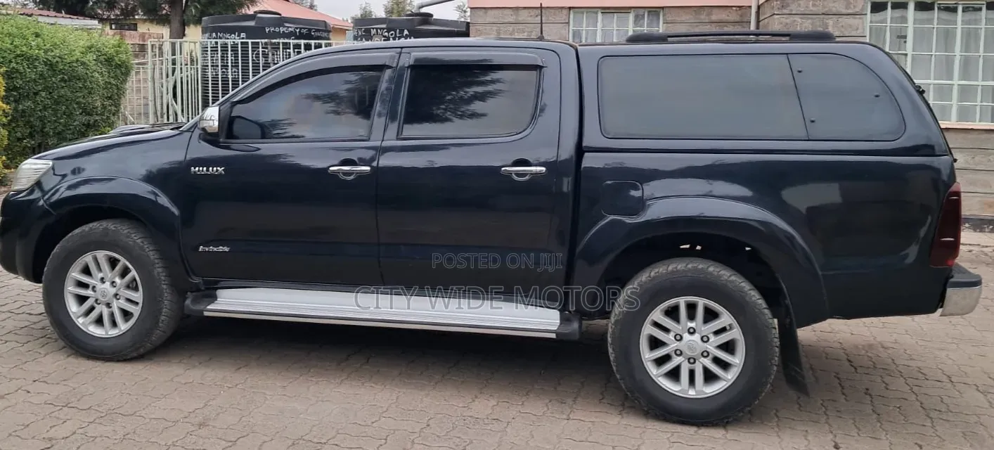 Toyota Hilux 2012 Black