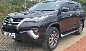 Toyota Fortuner 2018 Maroon