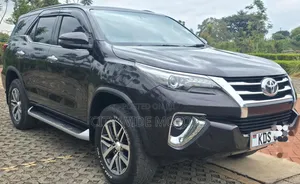 Toyota Fortuner 2018 Maroon