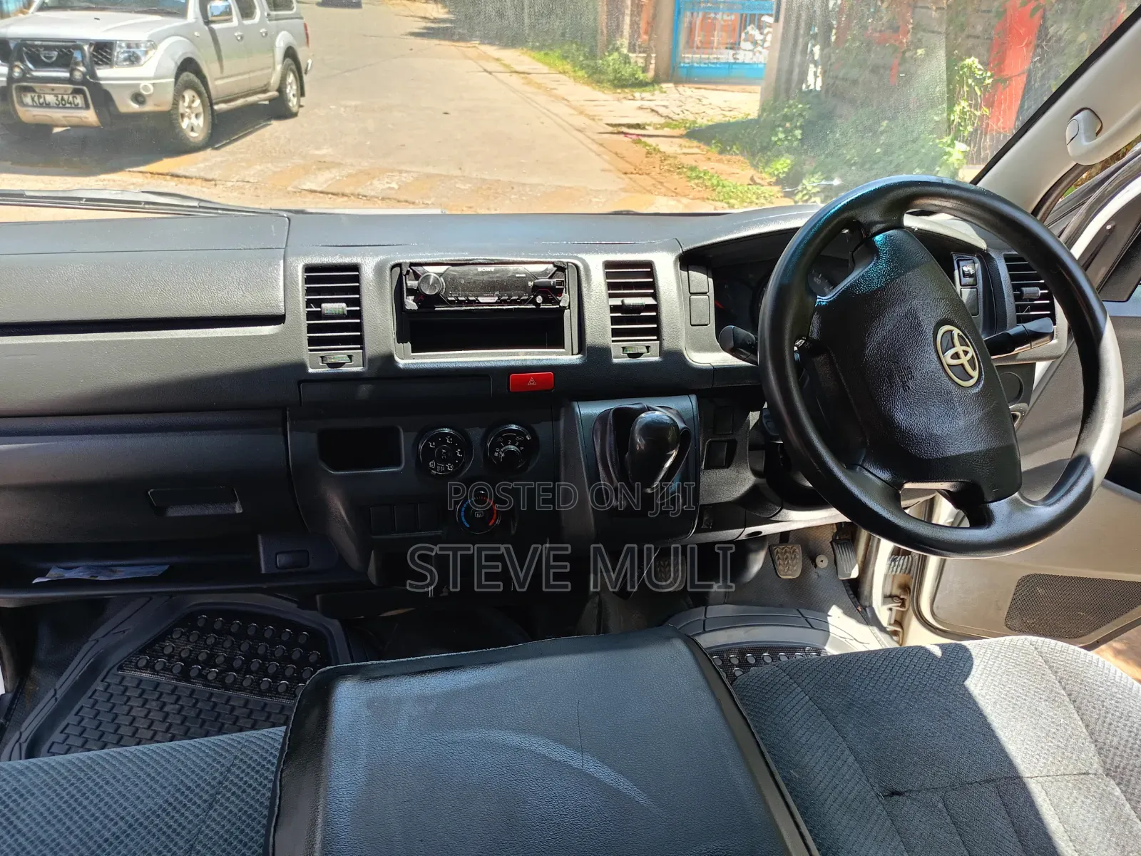 Toyota HiAce 2013 White