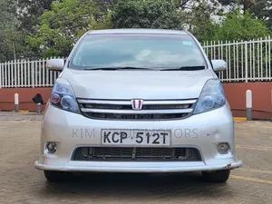 Toyota ISIS 2011 Silver
