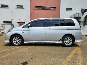 Toyota ISIS 2011 Silver