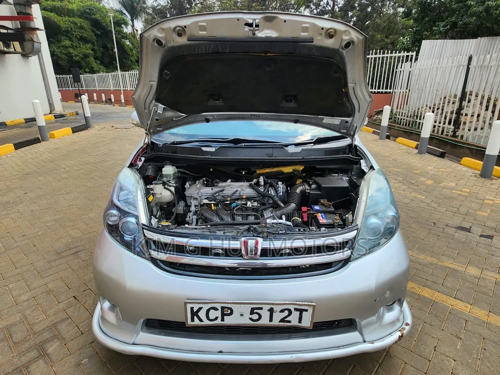 Toyota ISIS 2011 Silver