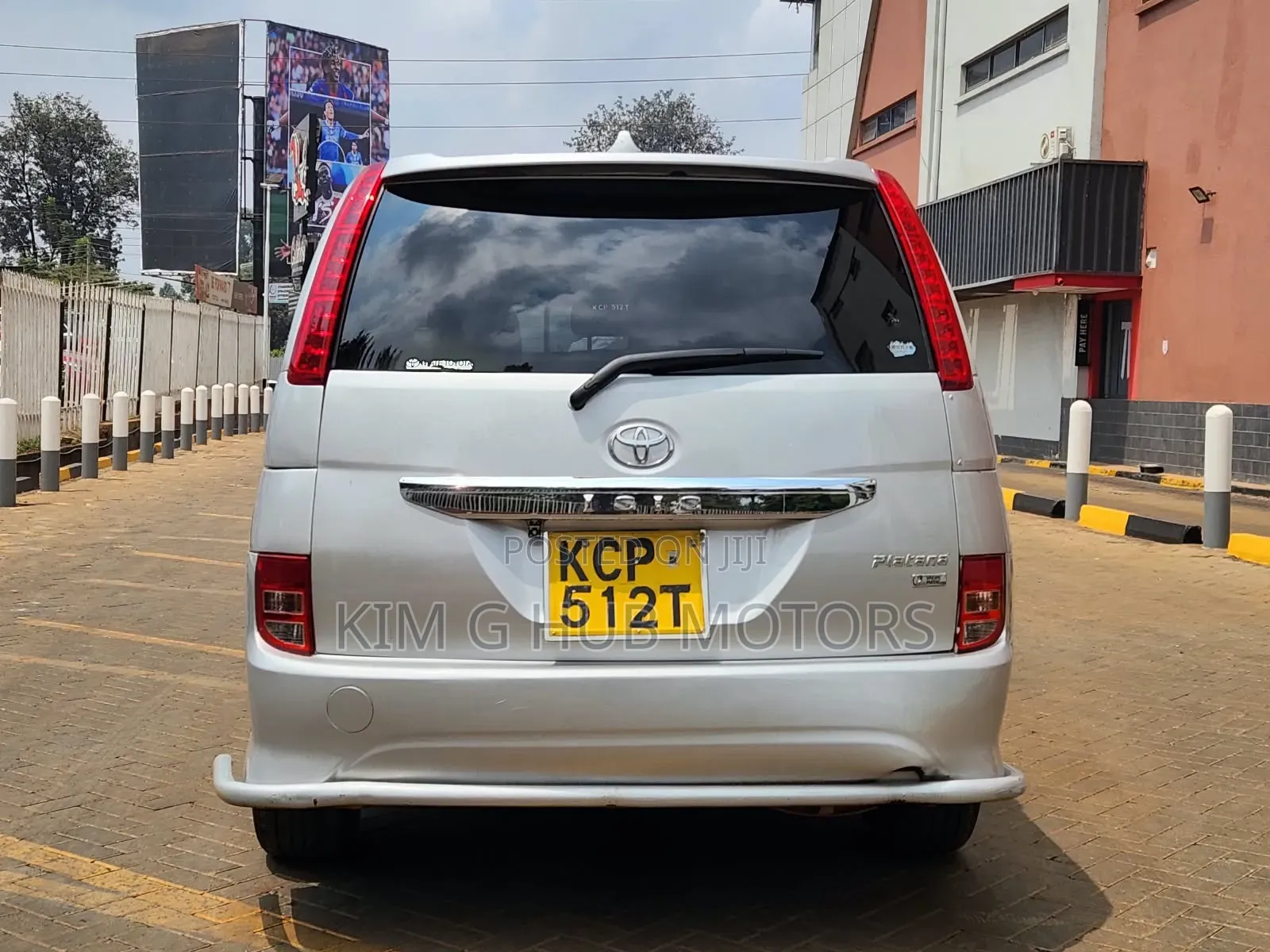 Toyota ISIS 2011 Silver