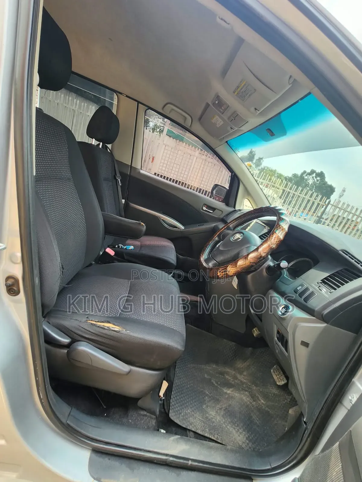 Toyota ISIS 2011 Silver