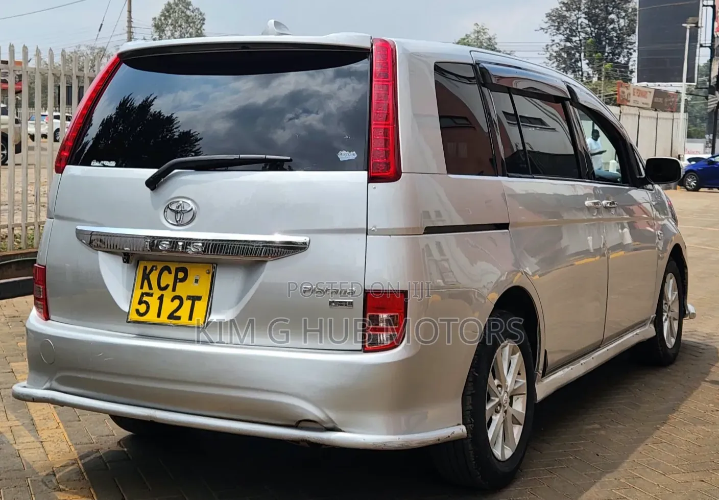 Toyota ISIS 2011 Silver