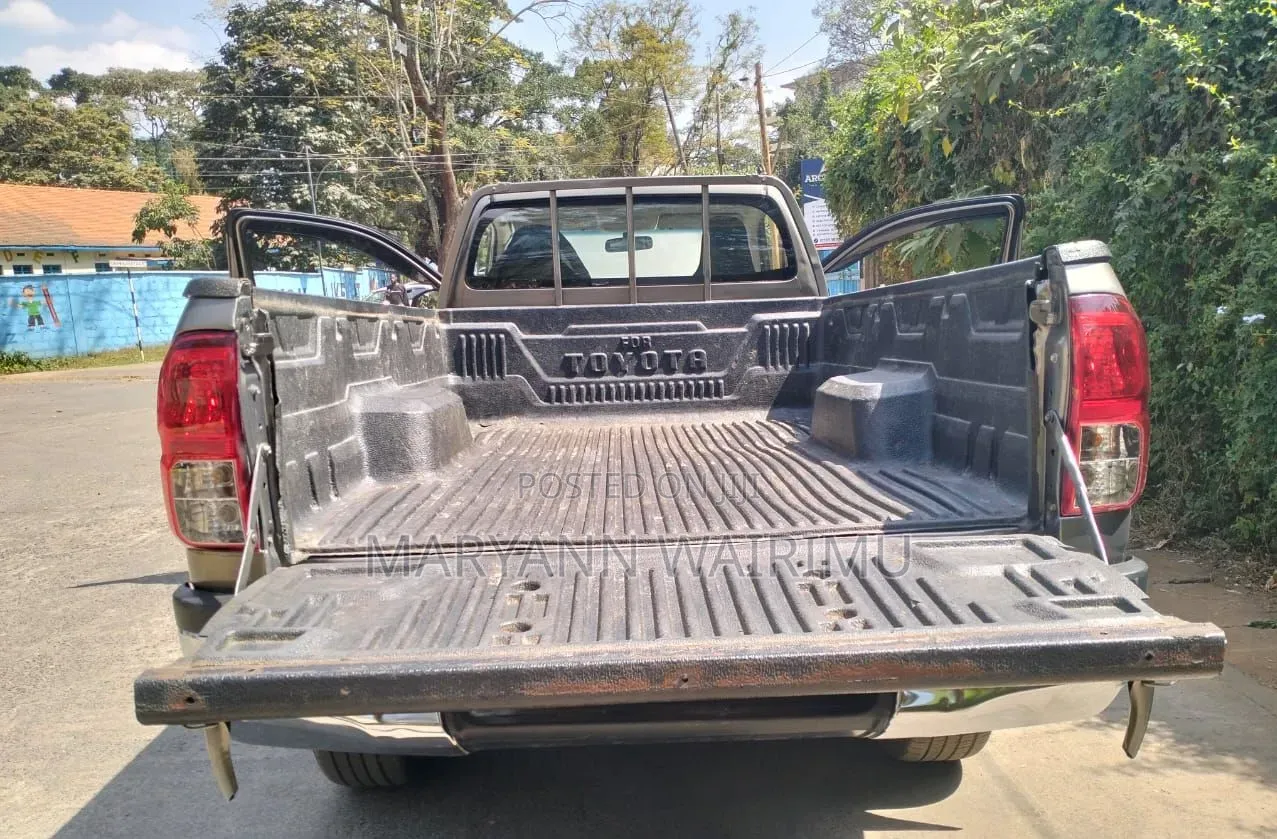Toyota Hilux 2021 Brown