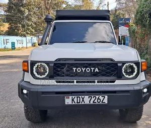 Toyota Land Cruiser 2012 White