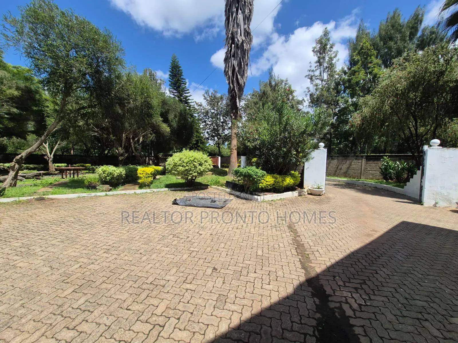 20bdrm Mansion in Karen for rent