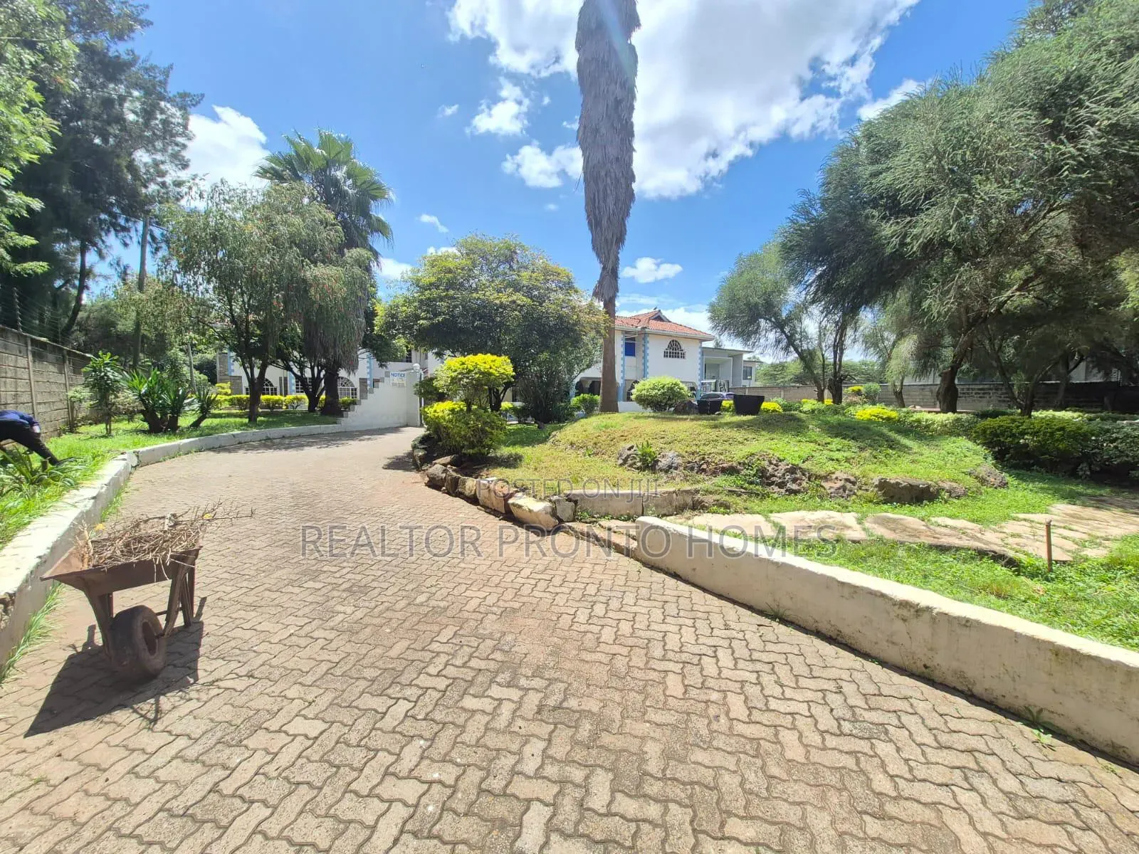 20bdrm Mansion in Karen for rent
