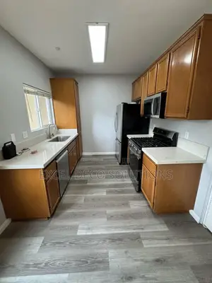 Grey SPC Flooring Planks - Contemporary Wood Grain Finish