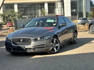 Jaguar XE 2018 Gray
