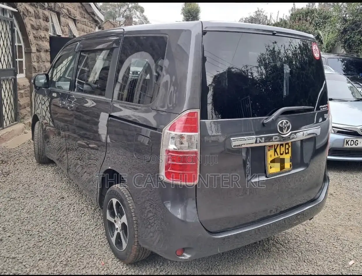 Toyota Noah 2009