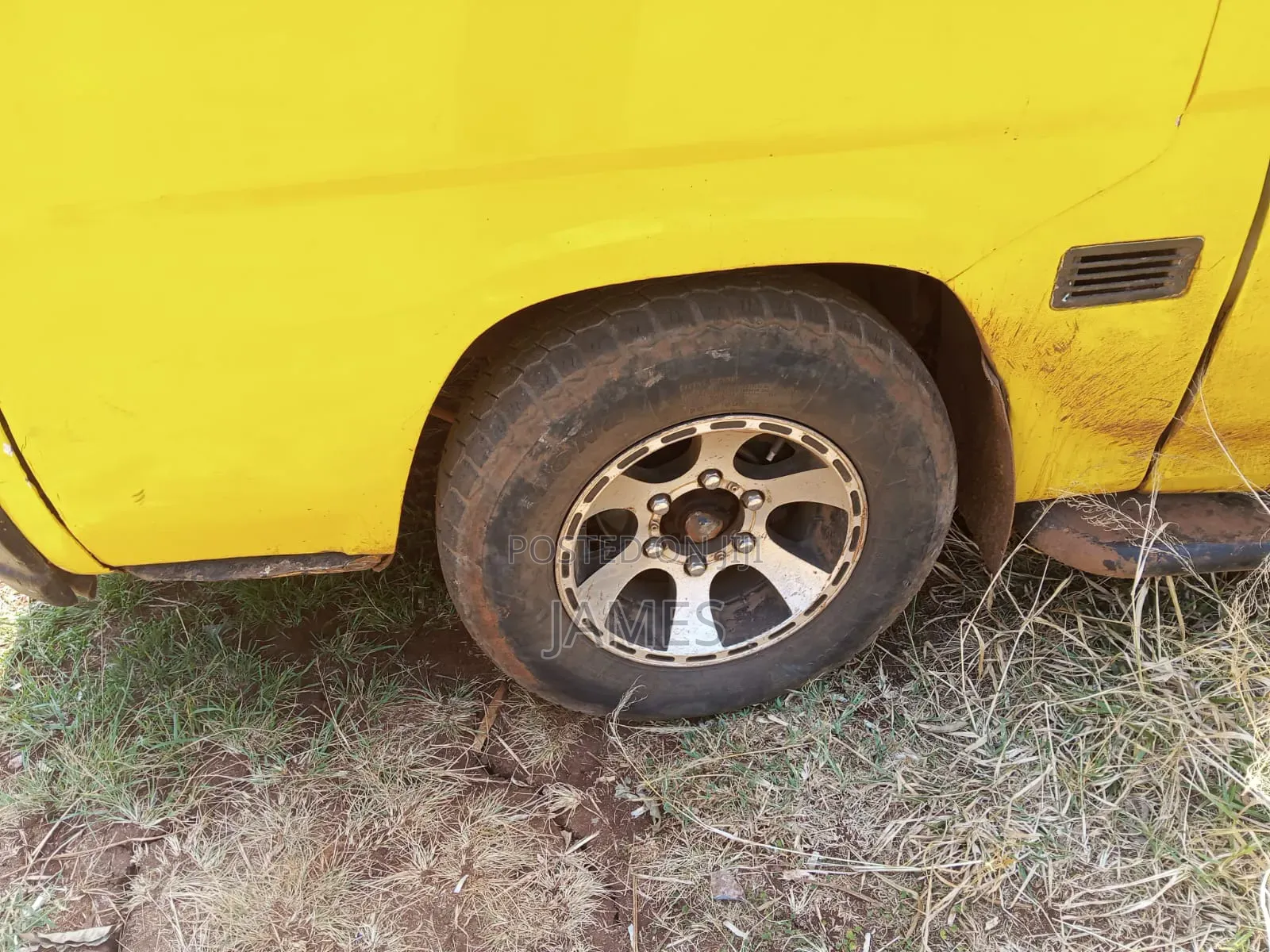 Nissan Caravan (Urvan) 2004 Yellow