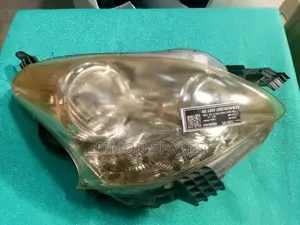 Headlight Assy Rh Toyota Ractis Xenon Scp100 2010