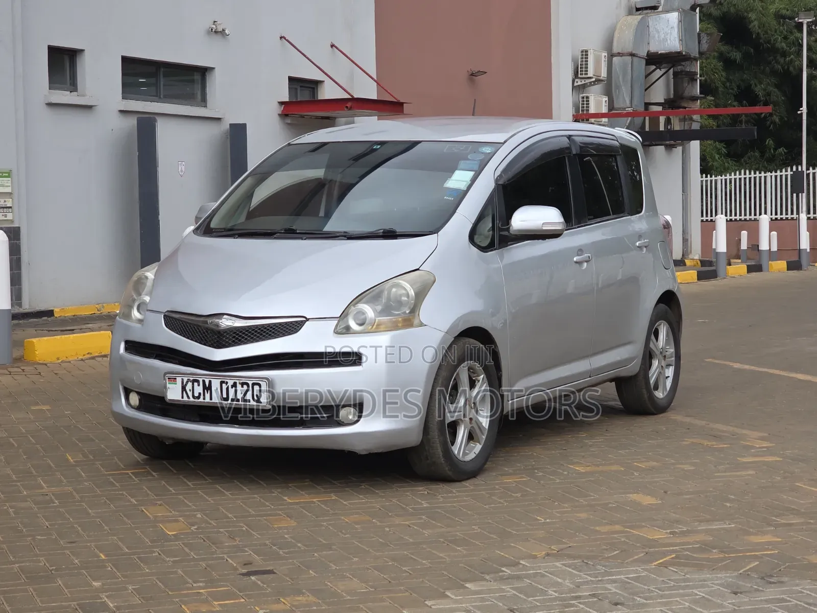 Toyota Ractis 2010 Silver