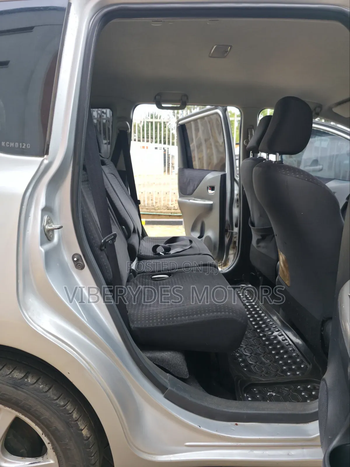 Toyota Ractis 2010 Silver