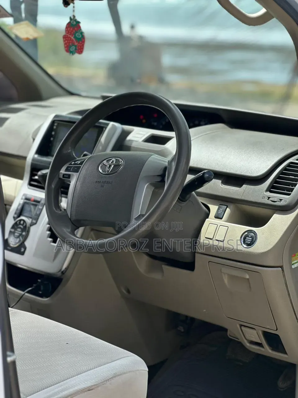 Toyota Noah 2012