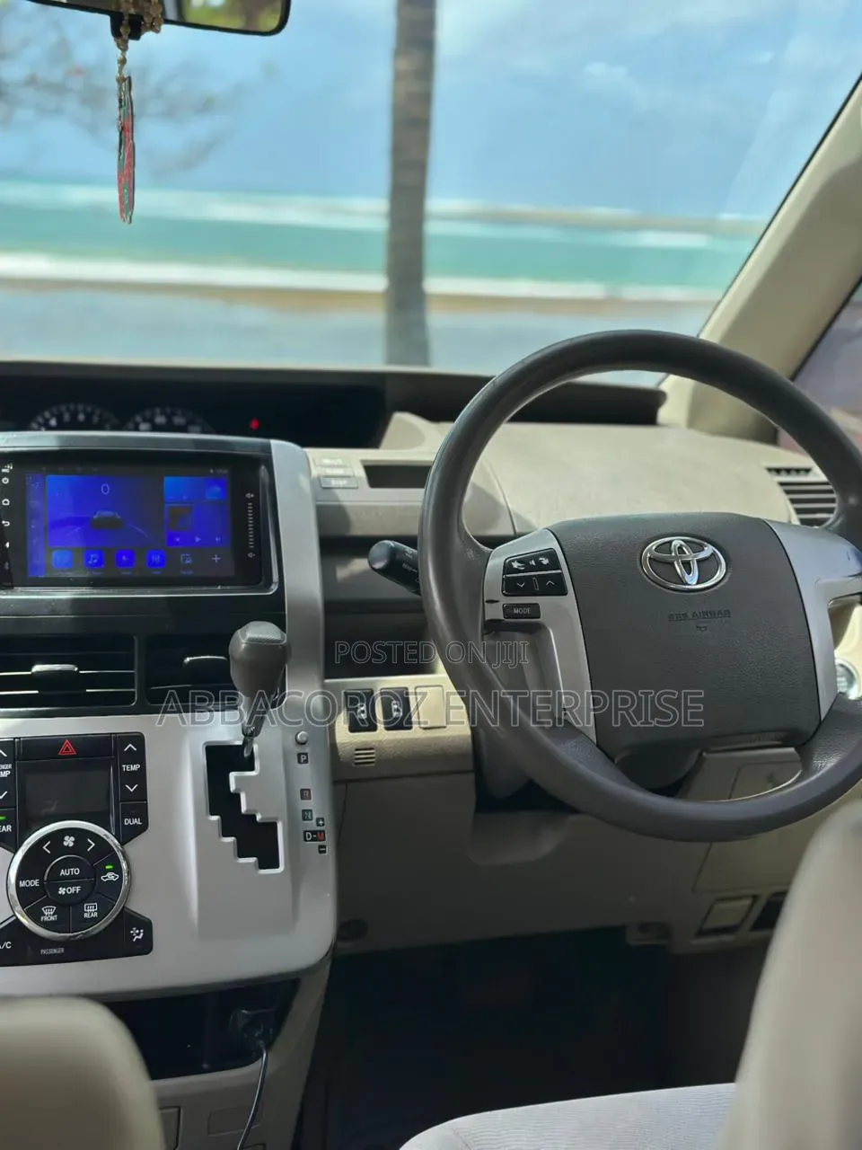 Toyota Noah 2012