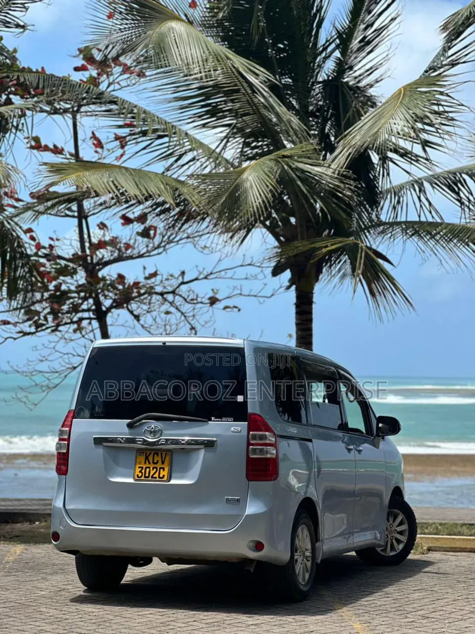 Toyota Noah 2012