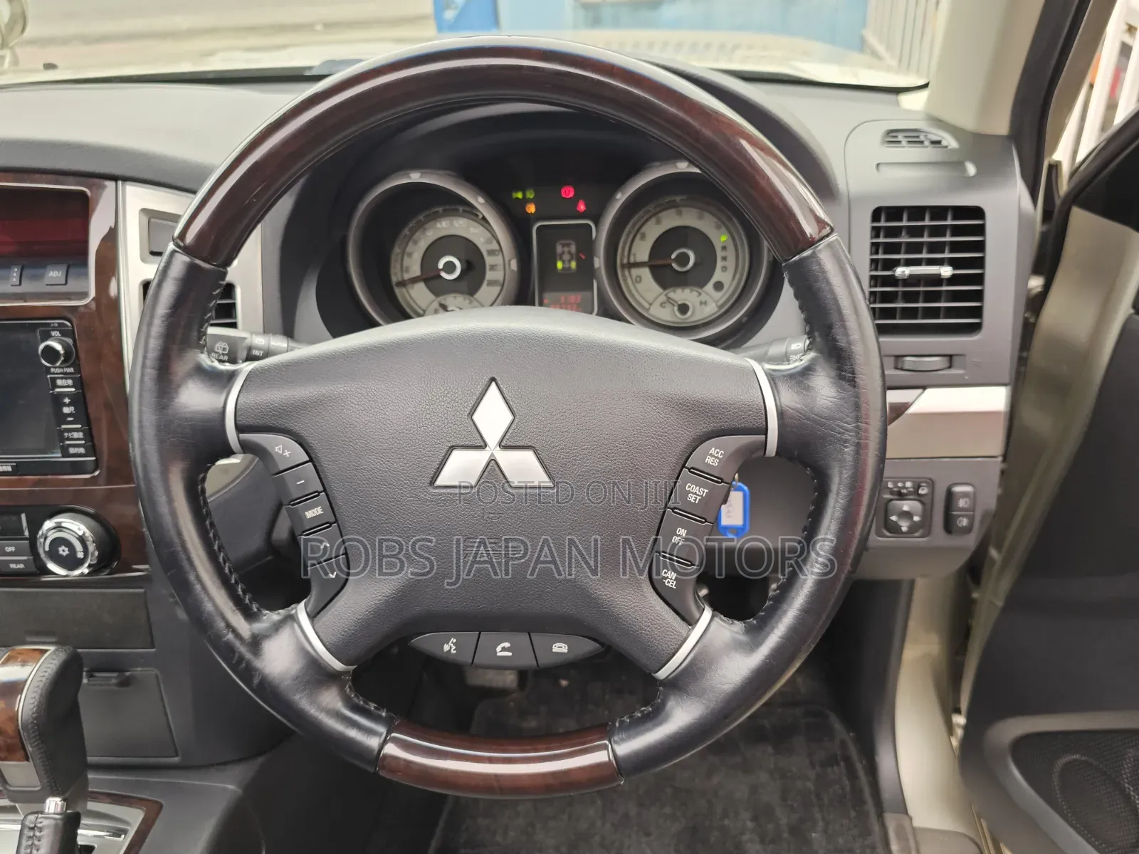 Mitsubishi Pajero V90 3.2 DI-D GL 2019 Gold