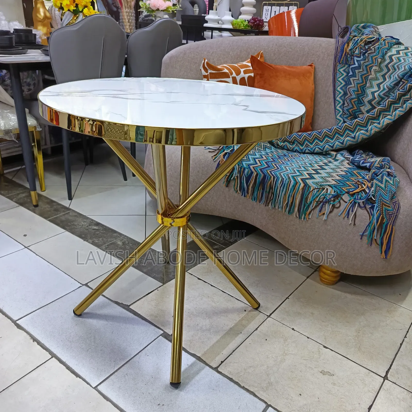 Round Dinner Table With Gold Legs – Elegant Dining Table