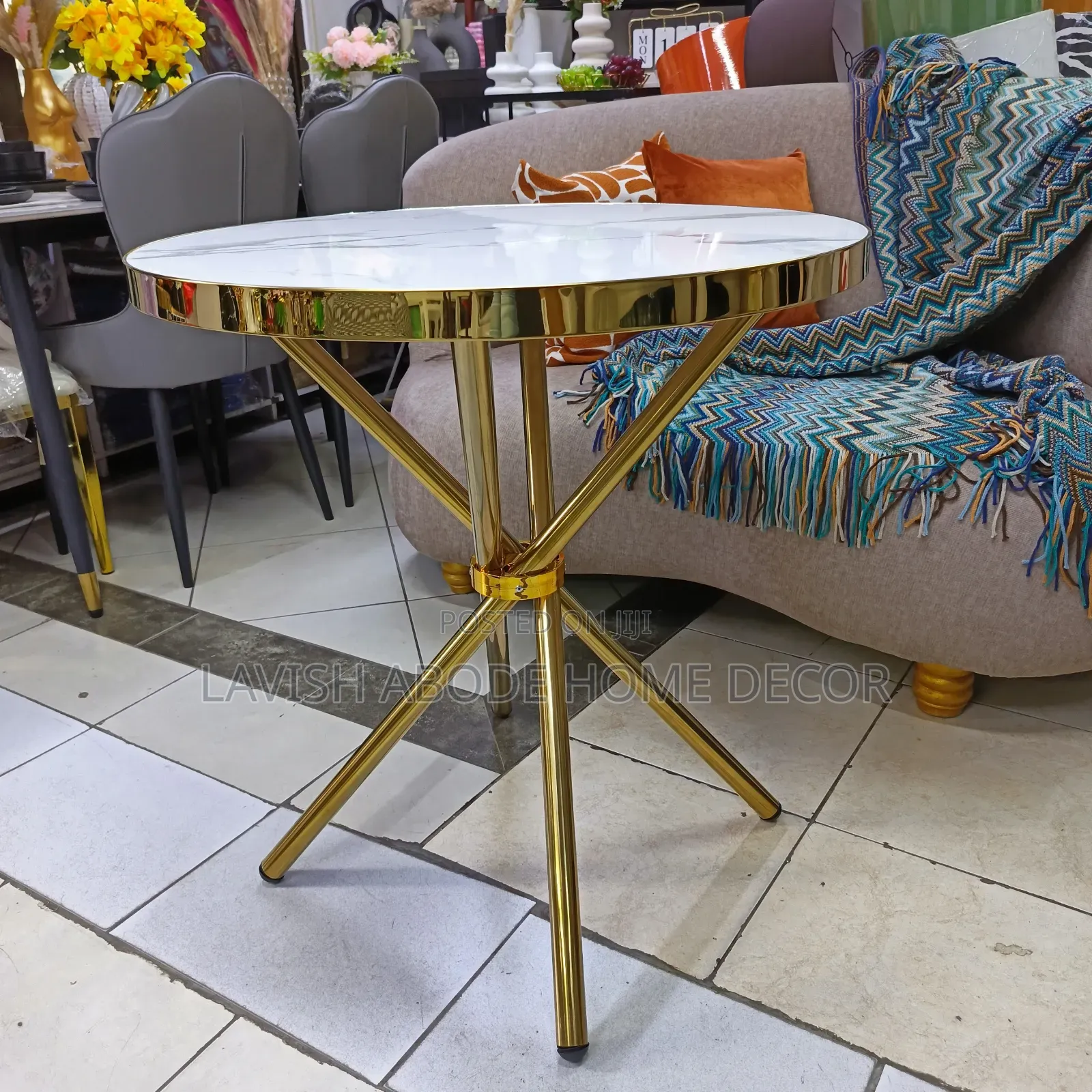 Round Dinner Table With Gold Legs – Elegant Dining Table