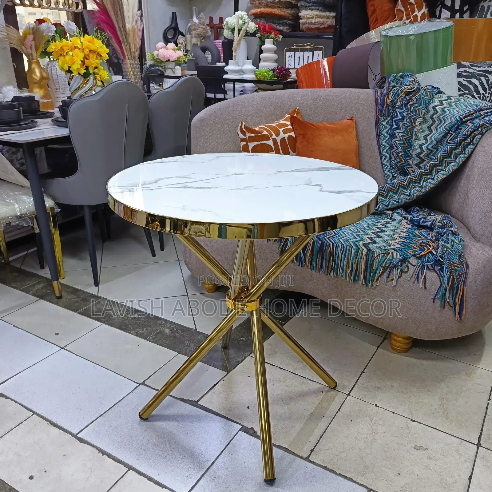 Round Dinner Table With Gold Legs – Elegant Dining Table