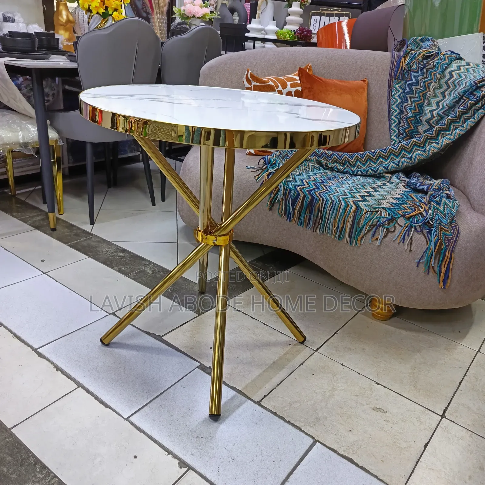 Round Dinner Table With Gold Legs – Elegant Dining Table