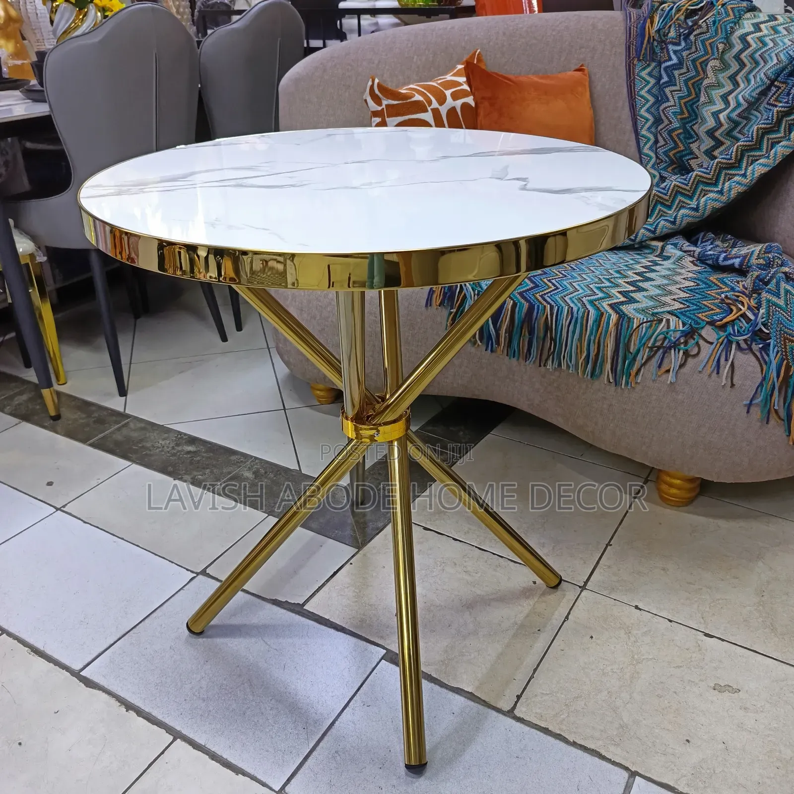 Round Dinner Table With Gold Legs – Elegant Dining Table