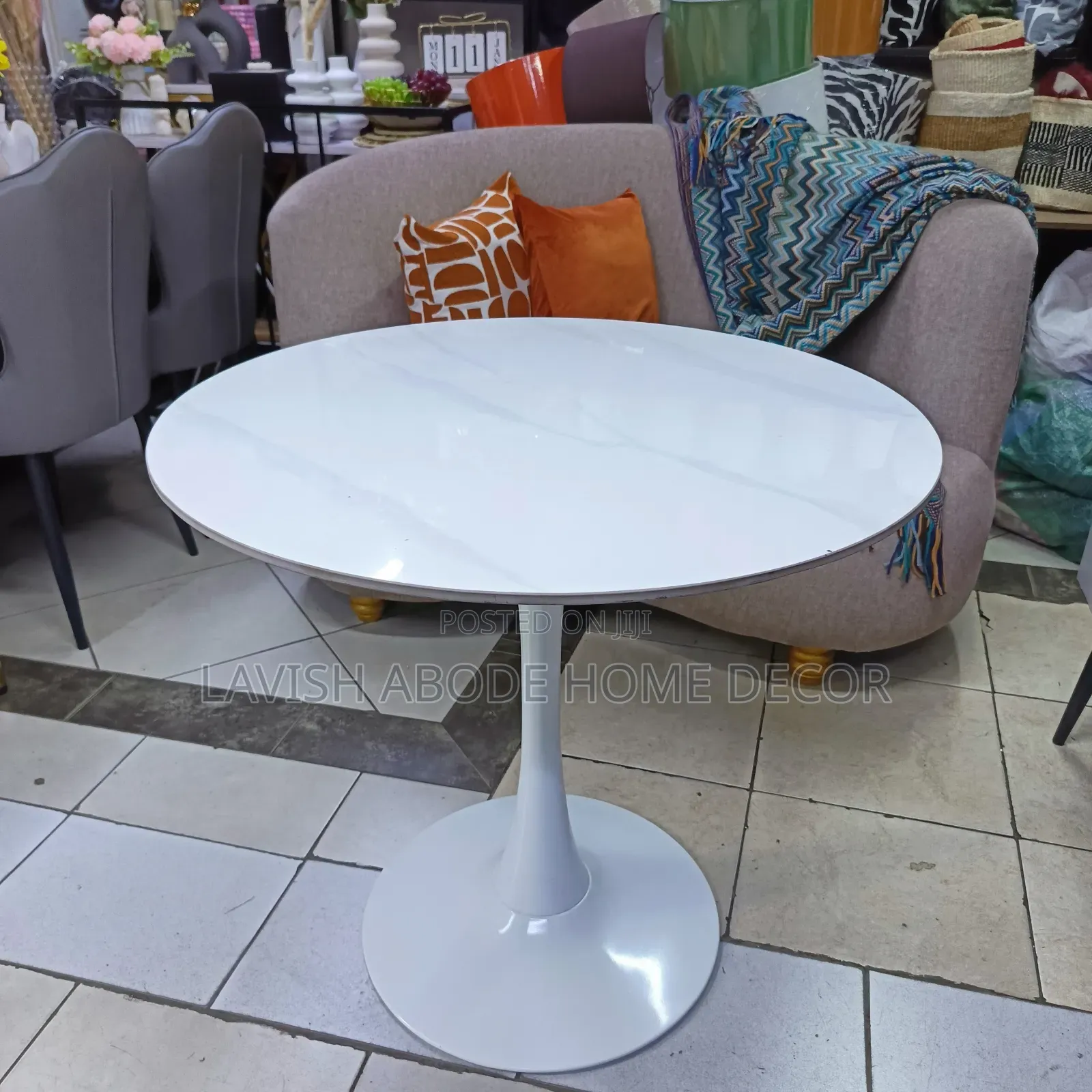 White Round Tulip Table – Modern Elegant Dining Table