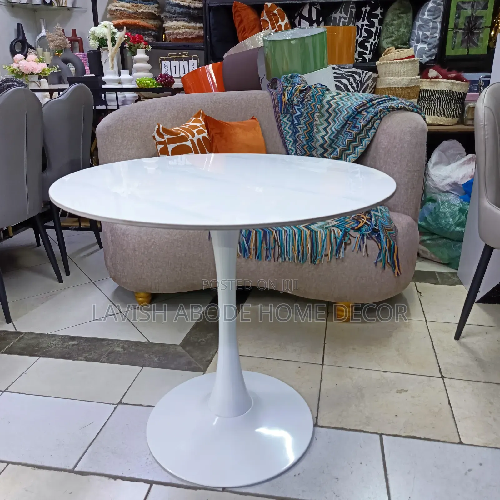 White Round Tulip Table – Modern Elegant Dining Table