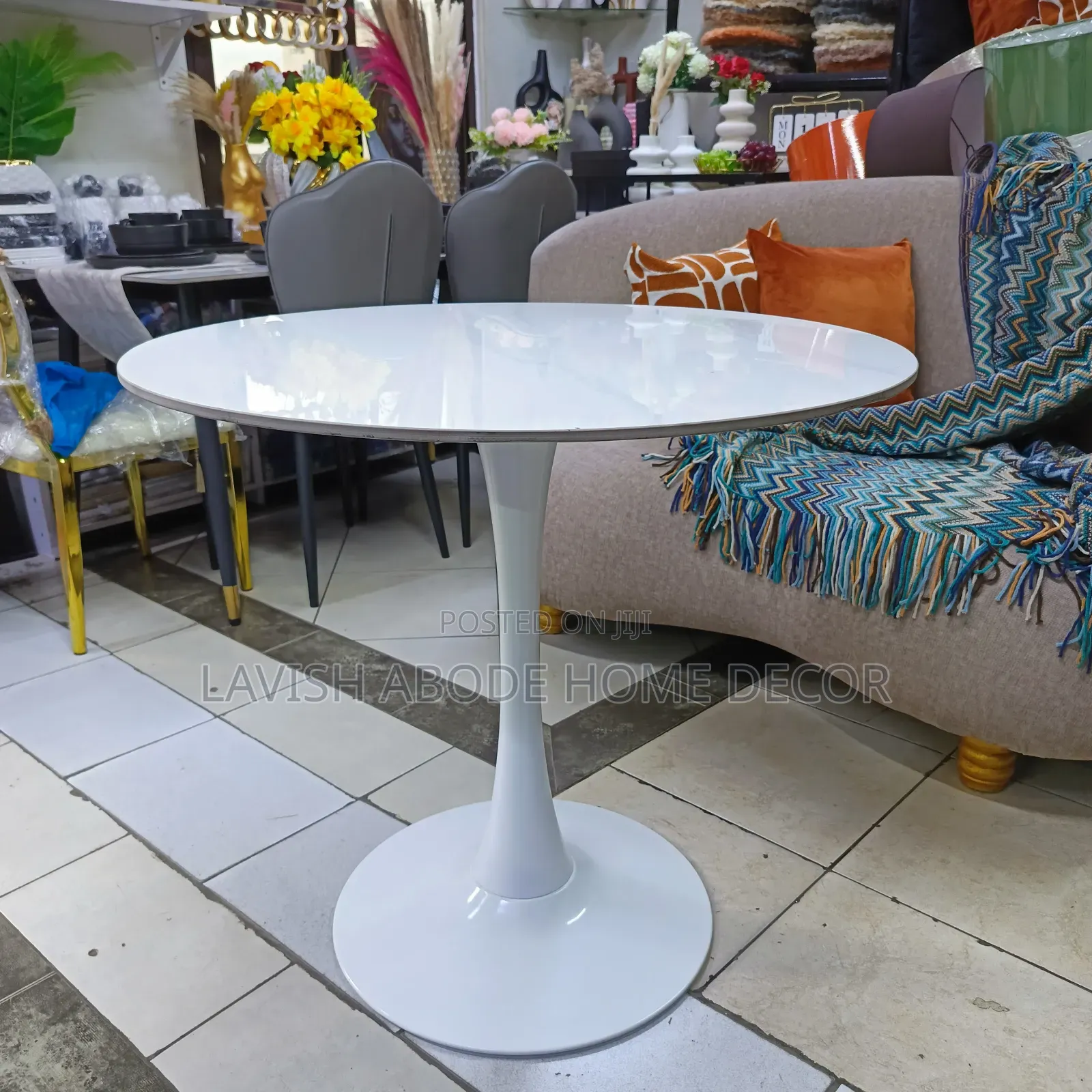 White Round Tulip Table – Modern Elegant Dining Table