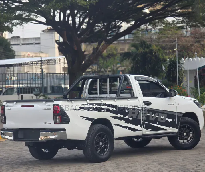 Toyota Hilux 2021 White
