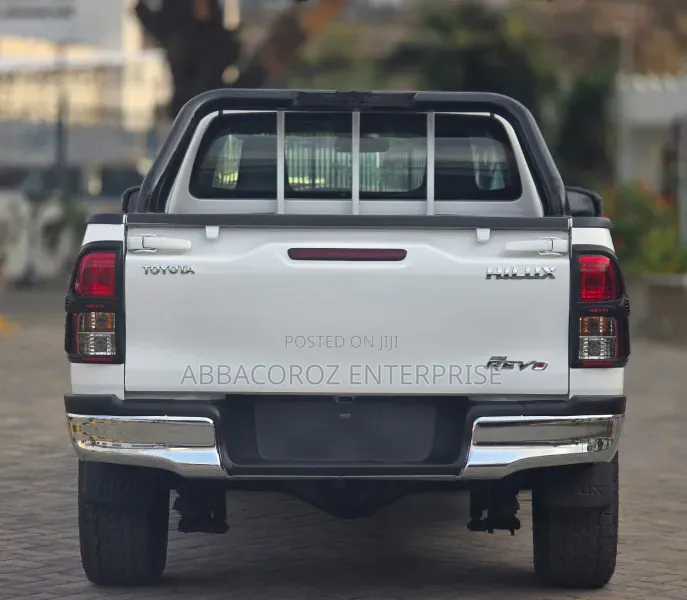 Toyota Hilux 2021 White
