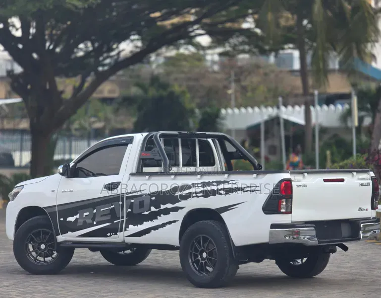 Toyota Hilux 2021 White