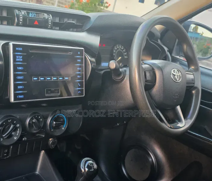 Toyota Hilux 2021 White