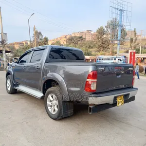 Toyota Hilux 2013 Gray