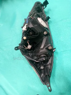 Headlight Assy Rh]toyota Isis Zgm15 2011
