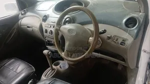 Toyota Vitz 2001 White