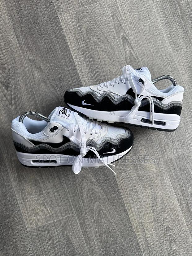 Airmax 1 Patta B/W. Sizes 40-45. Delivery Available Nationwide.